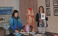 Не краской только: выставка картин Альфеи Мухаметовой из нефти, грунта и ткани открылась в Тюменском драмтеатре