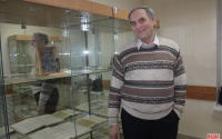 «Некоторые экземпляры на свалке нахожу»: в Тюменском колледже искусств открылась частная выставка старинных книг и часов
