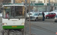 Автобус и Lexus не поделили дорогу в Тюмени: из-за ДТП центр города встал в пробке