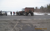 Переднюю часть машины снесло ковшом: на трассе Тюмень-Омск столкнулись «Тойота» и трактор. Пострадала 2-летняя девочка