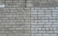 В Тюмени восстанавливают стену дома на улице Фабричной. Жильцы: «Дом весь в трещинах. Мы боимся, спим на чемоданах»