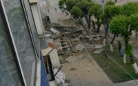 В сети появились фото и видео рухнувшего подъезда в Кузбассе. Под завалами дома остаются люди