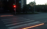 В Тюмени появился первый «наземный светофор» – светодиодная подсветка у перехода
