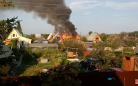 «Полыхало так, что шифер взрывался»: фото и видео крупного пожара на Московском тракте под Тюменью