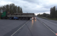 Легковушка влетела под грузовик на трассе Тюмень – ХМАО
