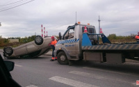 "Тойота" врезалась в светофор и упала на крышу у завода "Очаково" в Тюмени