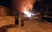 В Тюмени при пожаре в частном доме чуть не взорвались газовые баллоны 
