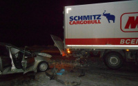 Легковушка залетела под грузовик на трассе Тюмень-ХМАО: двое погибли на месте, еще трое в больнице