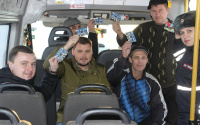 Тюменцы во время поездки в автобусах слушают экспресс-уроки от ГИБДД
