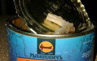 Тюменка нашла в рыбных консервах окурок от сигареты