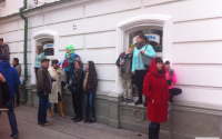 Тюменцы возмущены: родители с детьми встали на подоконник церкви, чтобы посмотреть Парад Победы