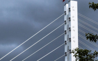 Появились новые фотографии реконструкции Моста влюбленных: на мост привезли штурвал