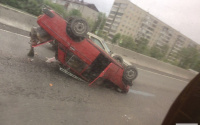 Тюменцы сняли на видео ДТП, в котором перевернулся автомобиль: пострадали пенсионеры 