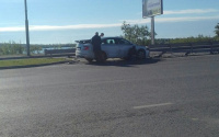В Тюмени на Профсоюзном мосту такси врезалось в бордюр: машину пробило насквозь