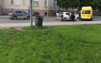 В Тюмени КАМАЗ и легковушка снесли остановку рядом со «строяком»