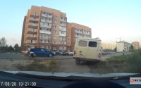 Видео: на Широтной пьяного дебошира на УАЗе остановили с помощью слезоточивого газа