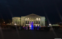 На площади у Драмтеатра прошло вечернее тестирование музыкального «сухого» фонтана