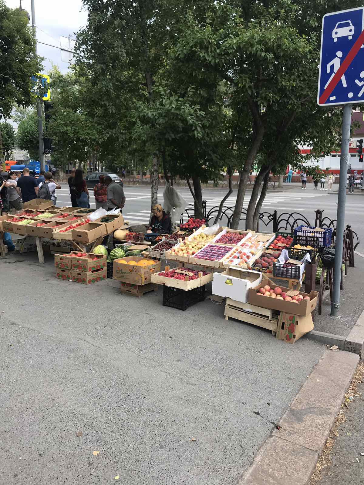 В Тюмени за неделю у уличных торговцев изъяли почти тонну овощей и фруктов  | Наша Газета