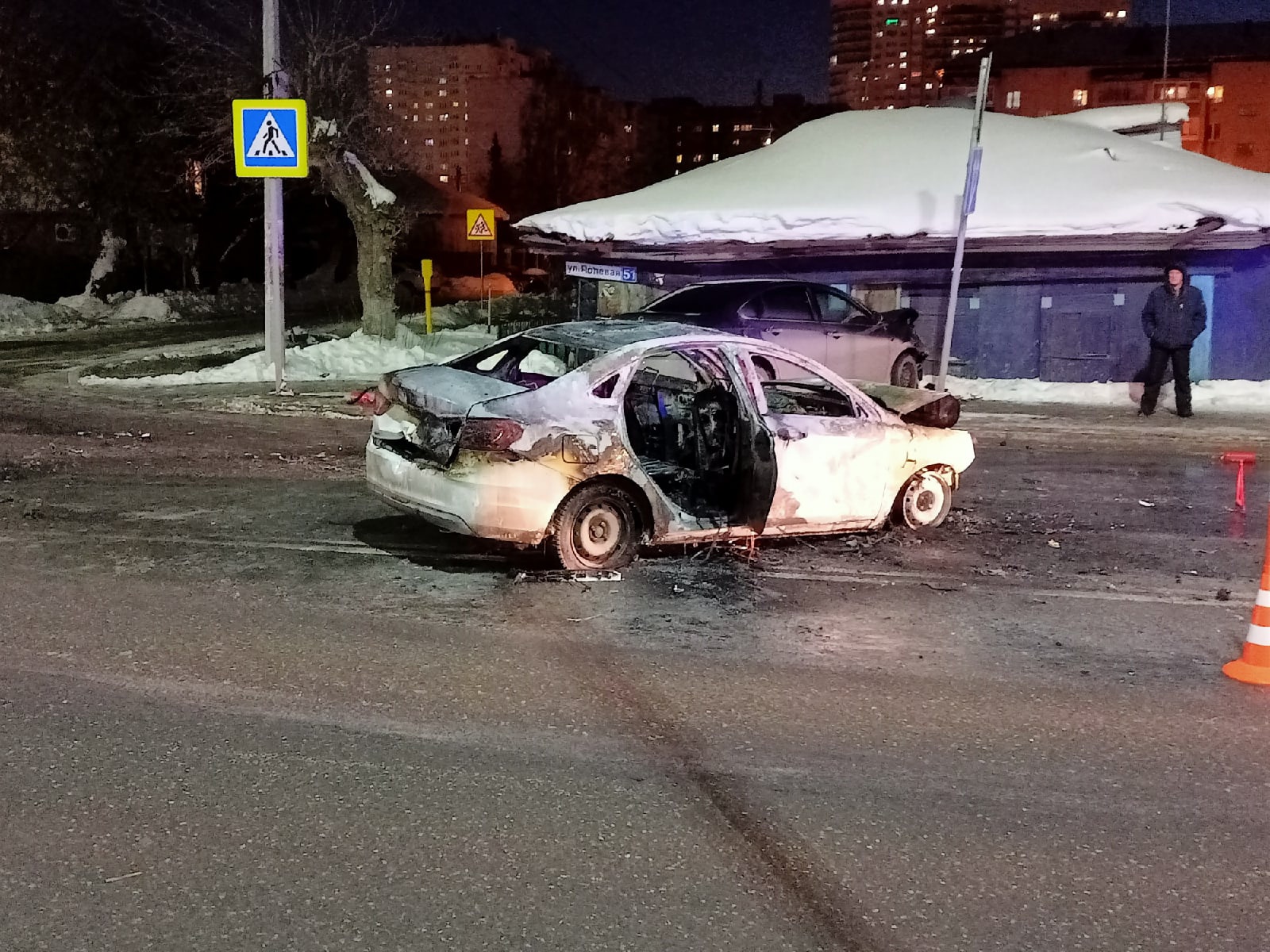 ДТП в районе Дома обороны: одна машина загорелась, вторая врезалась в дом |  Наша Газета