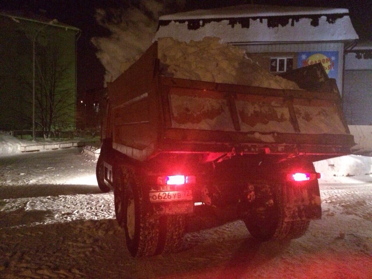 В Тюмени поймали водителей снегоуборочных машин, которые скидывали снег в пруд Лесной - 18 января 2016 года