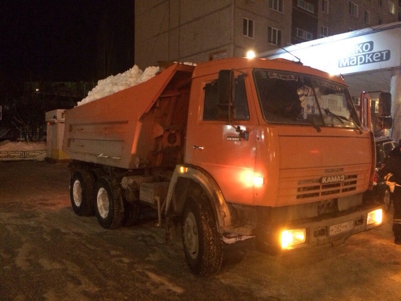 В Тюмени поймали водителей снегоуборочных машин, которые скидывали снег в пруд Лесной - 18 января 2016 года