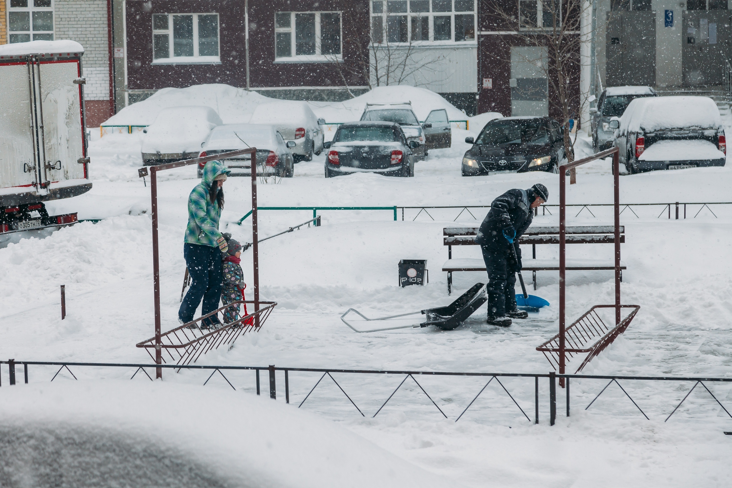 Сосед кидает снег. Сдвигать снег во дворе из алюминиевой трубы. Снег убрали на площадке возле дома. Что должна убирать от снега УК на придомовой территории.