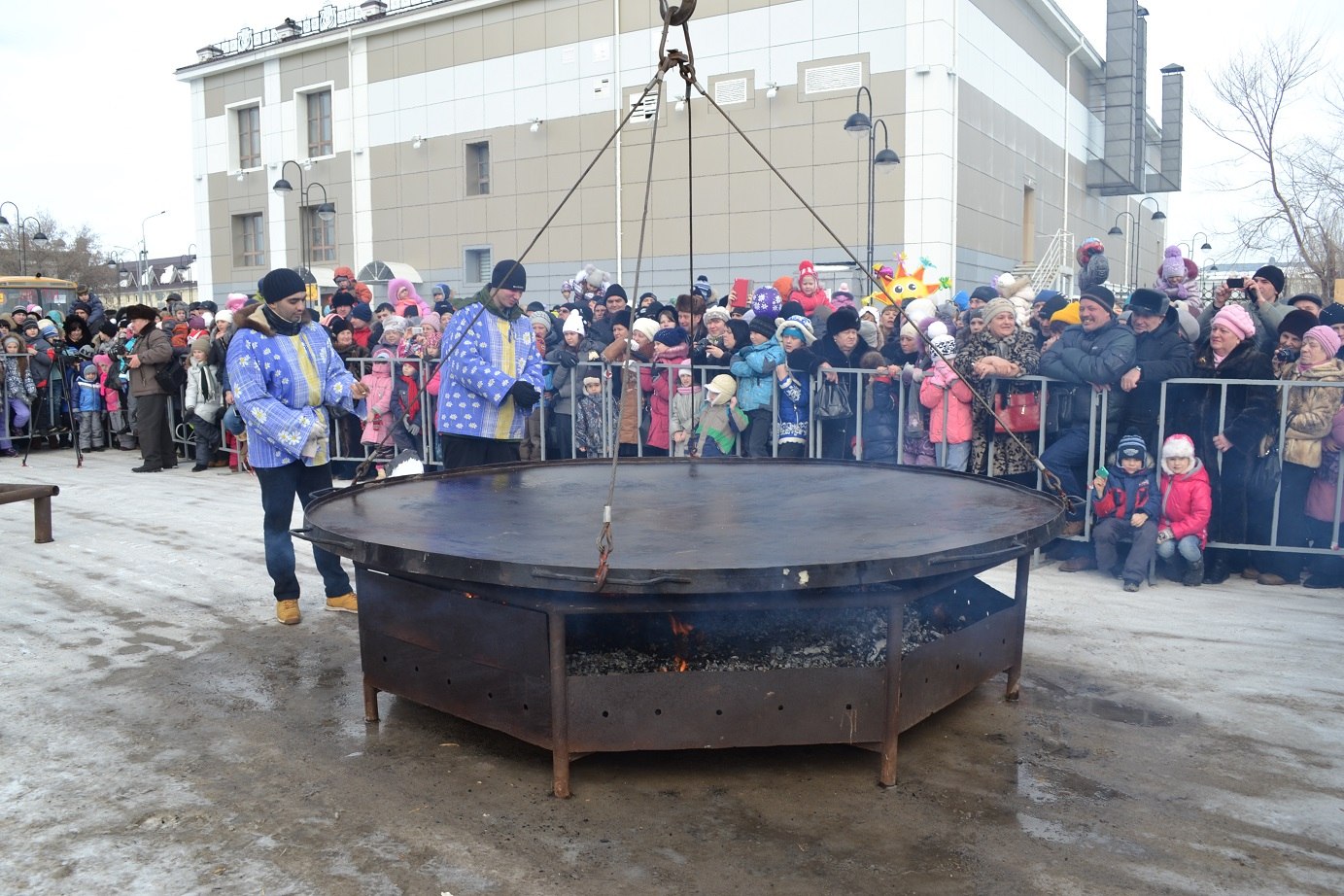 Сковороду раскаляют на углях - Ялуторовск, 22 февраля
