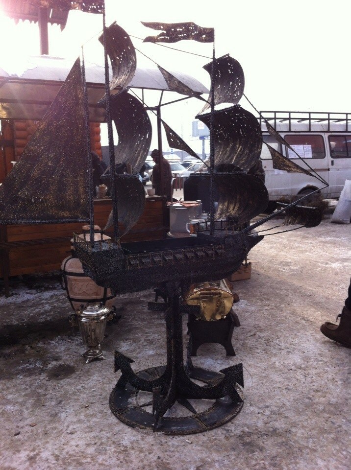 корабль-мангал на ярмарке на Масленицу в Тюмени
