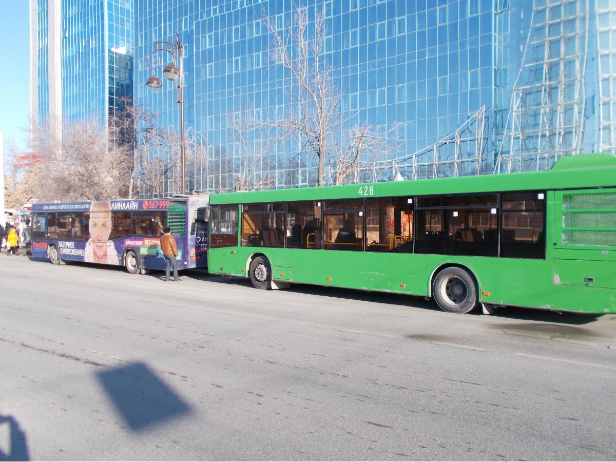 В ДТП с автобусами на улице Республики пострадала тюменка: столкнулись 11 и 14 маршруты