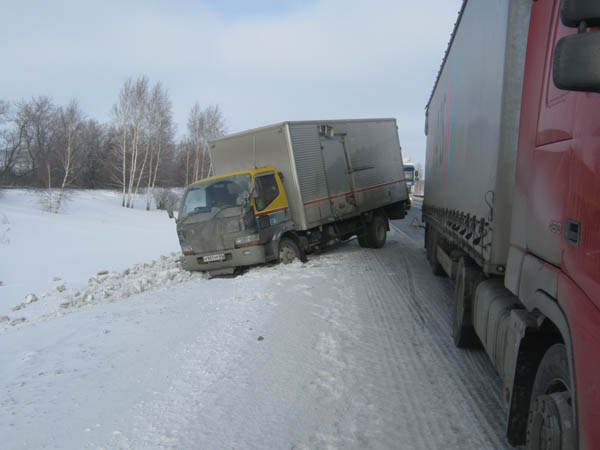 В ДТП на трассе Тюмень - Омск попали четыре фуры и «легковушка». ВАЗ разорвало пополам - 8 февраля 2016