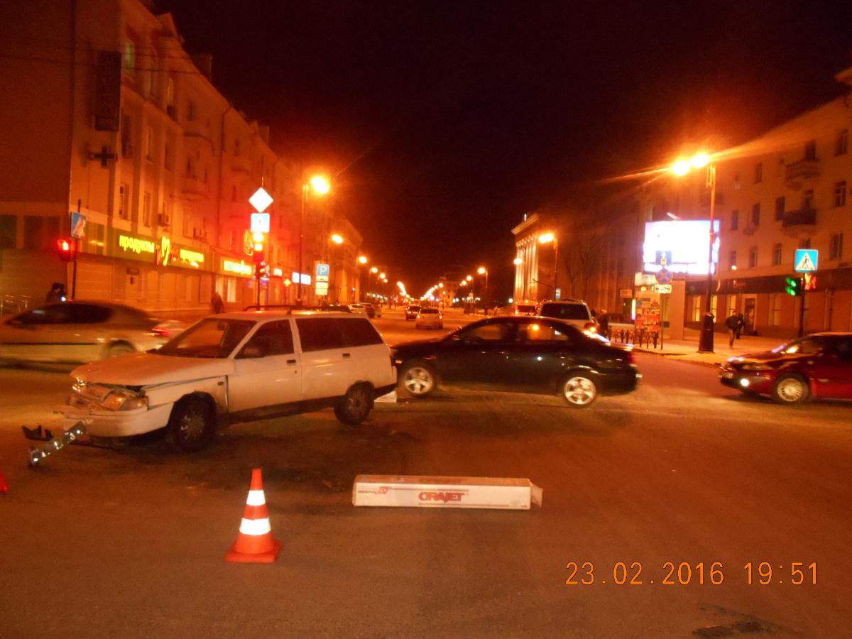 20-летняя тюменка вылетела на «красный» и устроила ДТП в центре города: авария на перекрестке улиц Республики и Орджоникидзе – 23 февраля 2016
