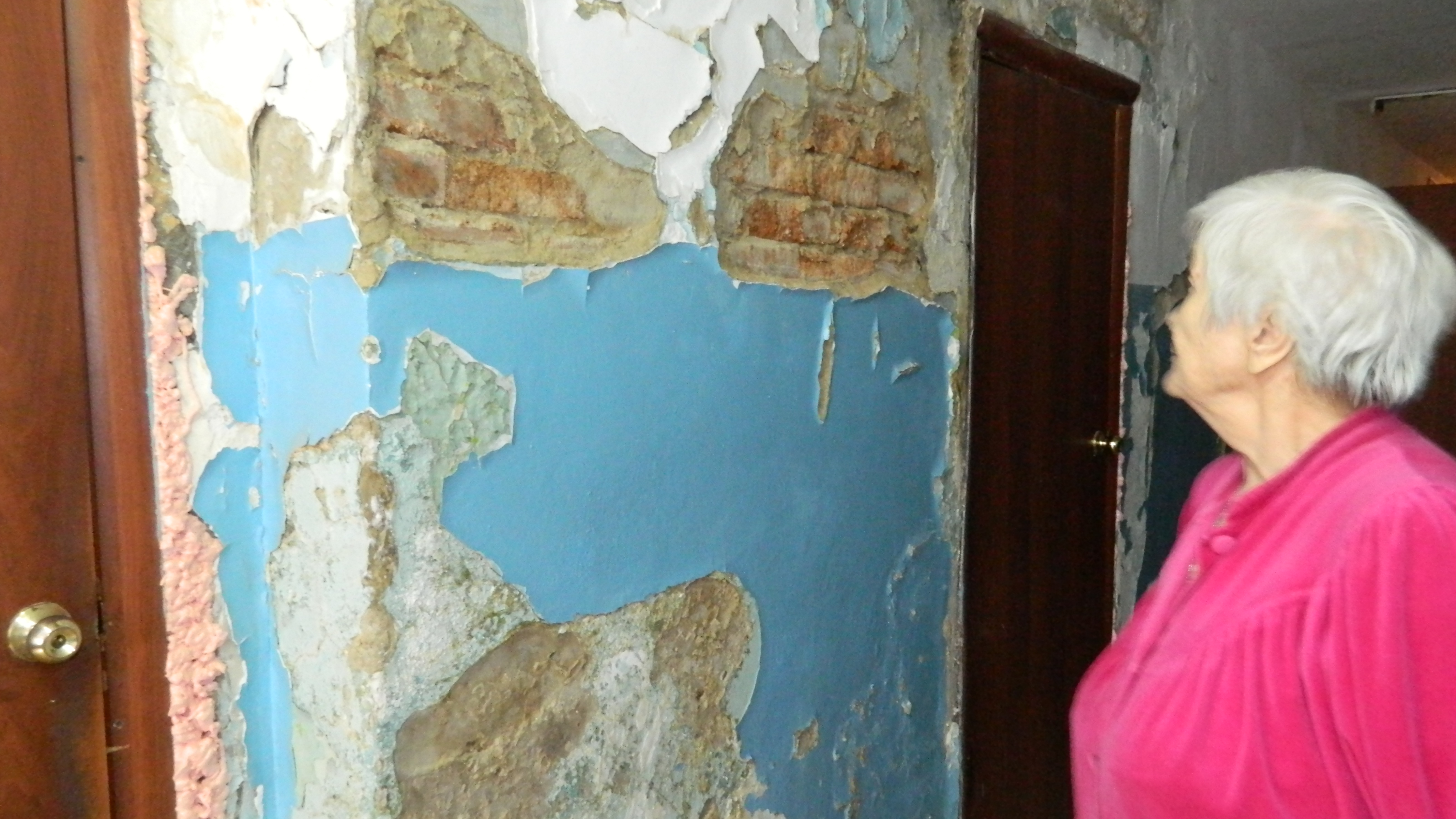 В Тюмени на Геологоразведчиков, 2 частично обрушилась стена дома - 26 февраля 2016 года