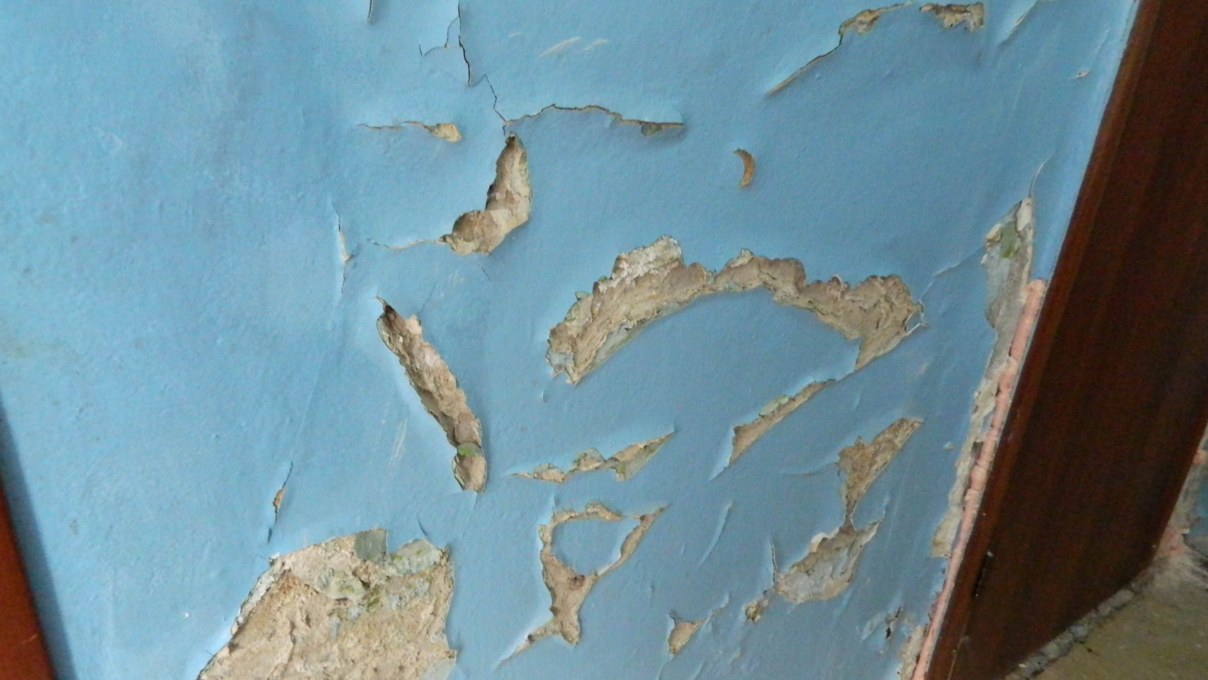 В Тюмени на Геологоразведчиков, 2 частично обрушилась стена дома - 26 февраля 2016 года
