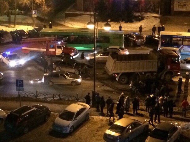 ДТП у Драмтеатра на улице Республики в Тюмени: машины столкнулись лоб в лоб – 17 февраля 2016