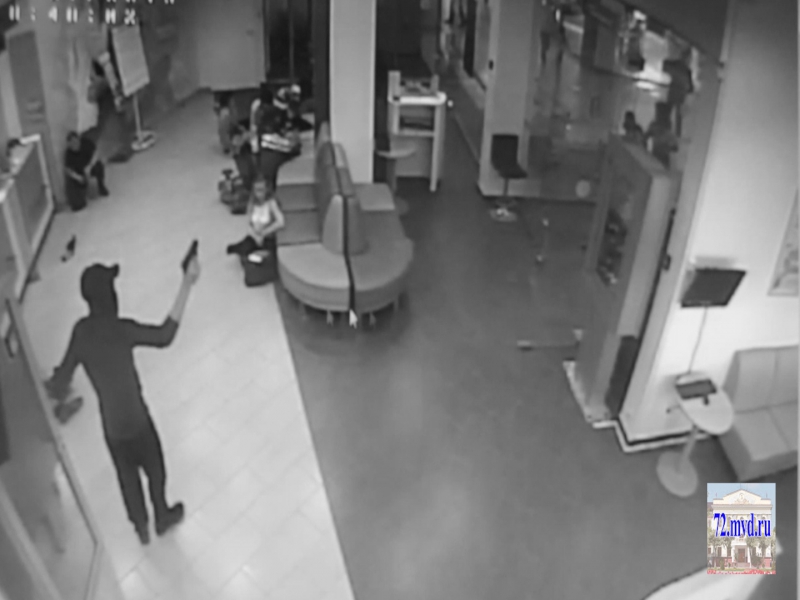 Фото с камер видеонаблюдения: грабитель, который напал на Сбербанк в ТЦ «Колумб» на Московском тракте в Тюмени – 16 февраля 2016