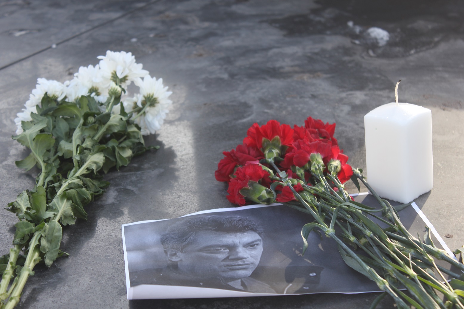 В тюменский сквер приносят цветы в память о погибшем Борисе Немцове