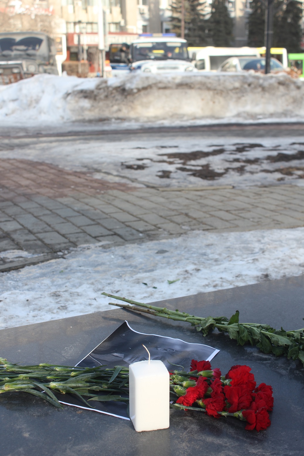 Полицейские дежурят в сквере, куда жители Тюмени приносят цветы в память о Борисе Немцове