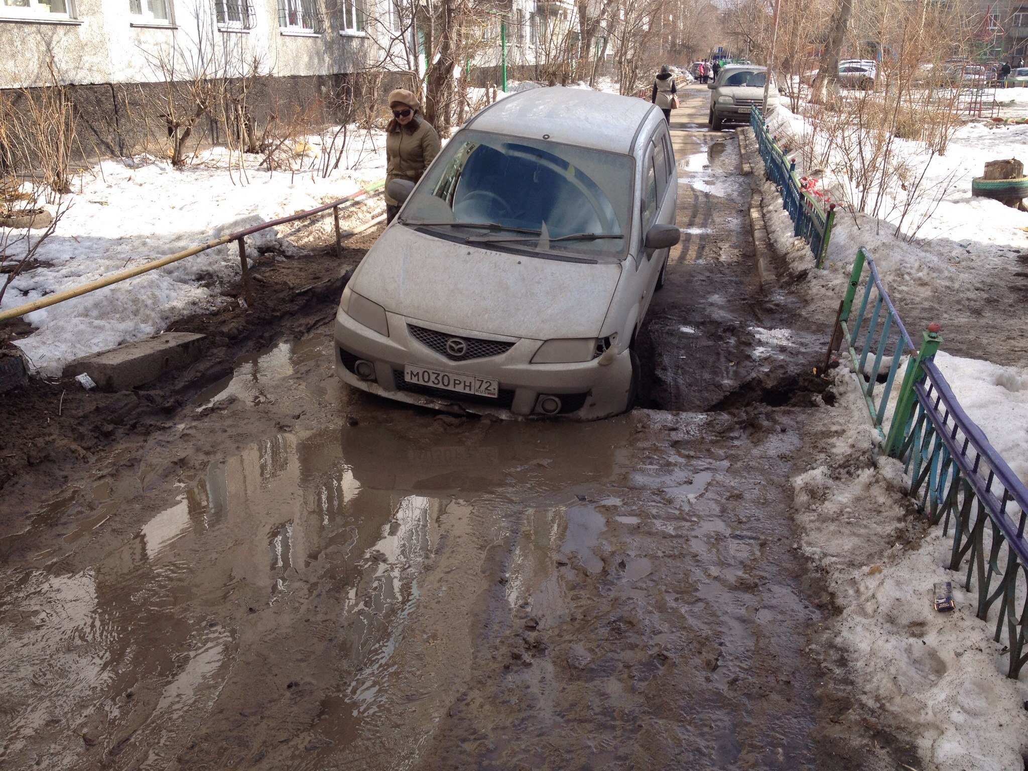 Авто провалилось под асфальт в Омске