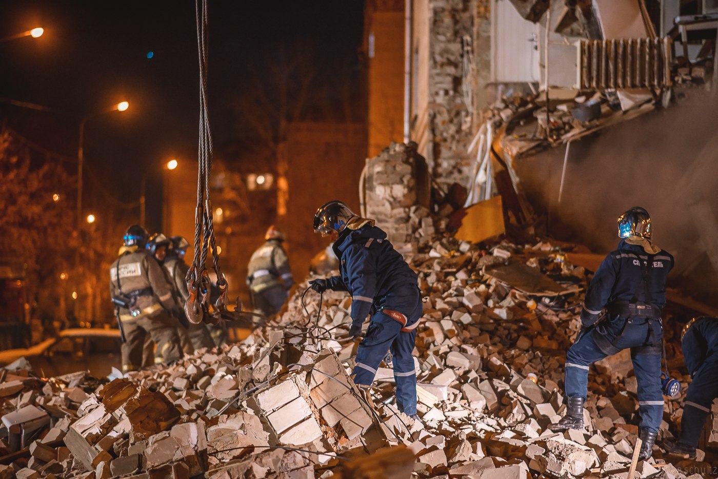 Спасатели разбирают завалы упавшего дома по адресу: Харьковская, 53а