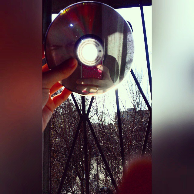 Через диск в Тюмени смотрели на солнечное затмение 20.03.2015