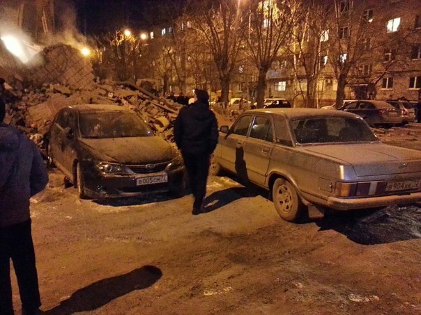 Угловой подъезд дома по Харьковской-52а в Тюмени, где обрушились бетонные перекрытия - 24 марта 2015
