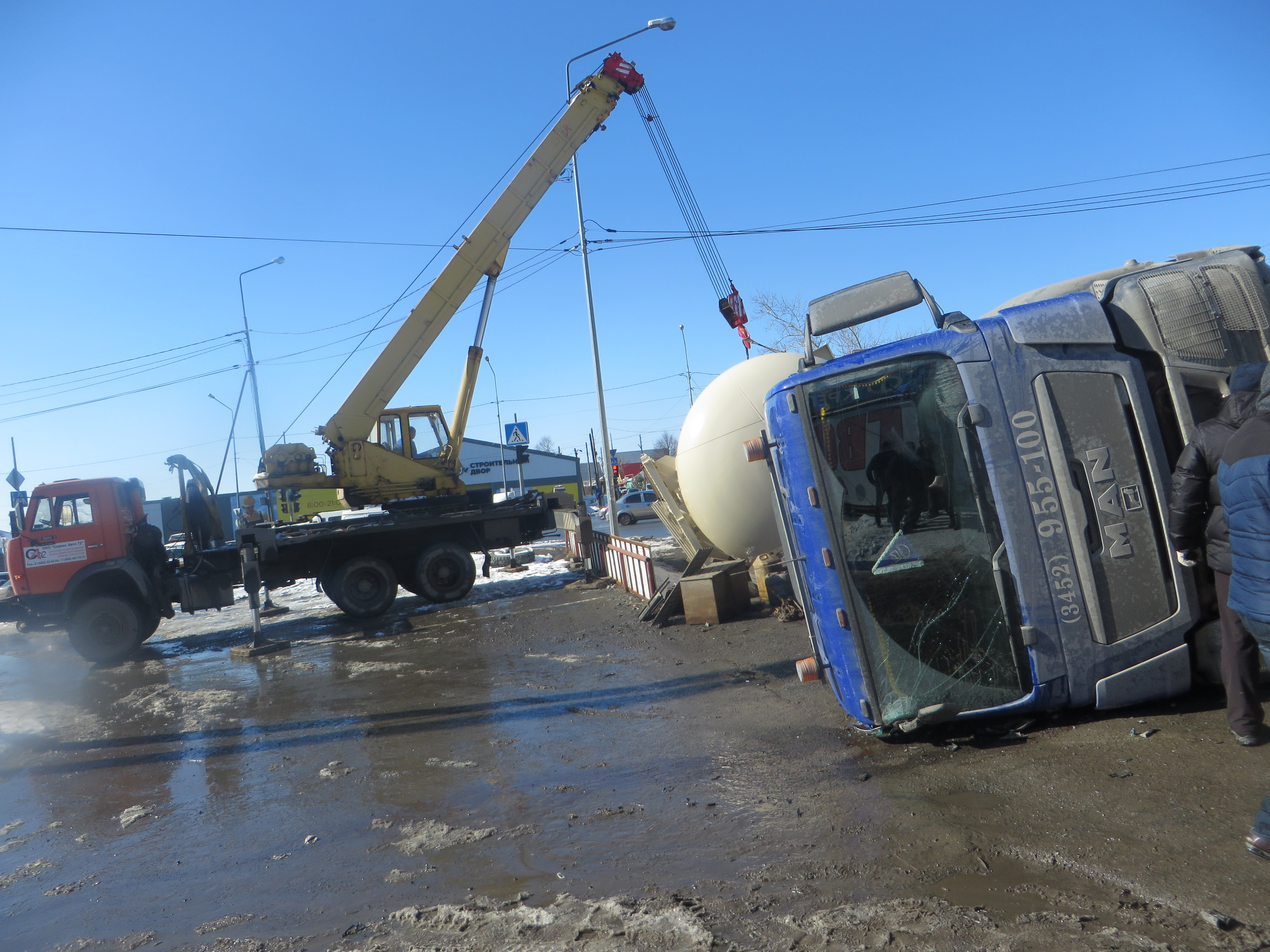 В Тюмени перевернулся тягач с цистерной - 24 марта 2015 года