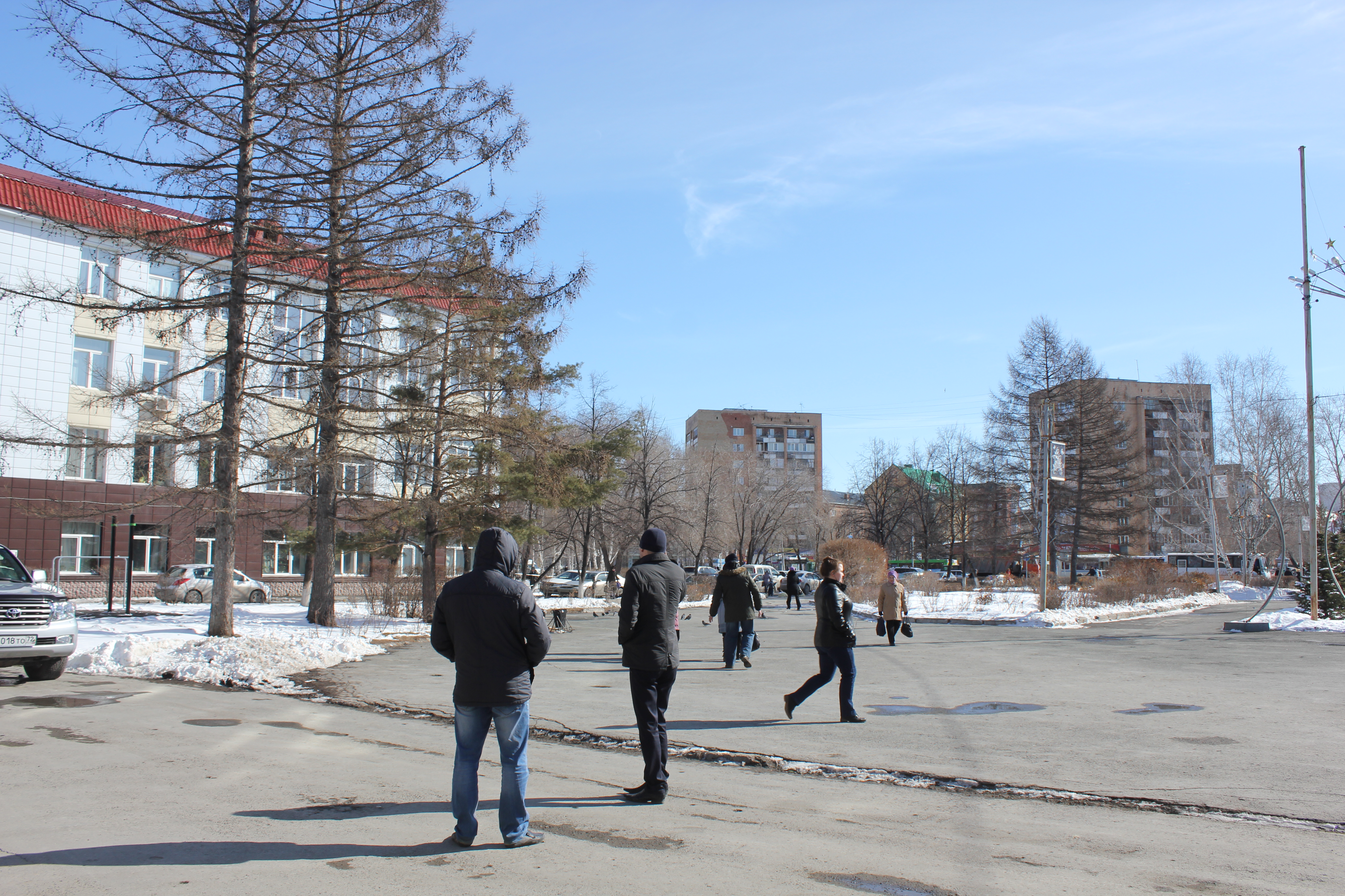 Жильцов дома на Харьковской, 52-а перевозят после встречи с властями в гостиницу - 25 марта 2015 года