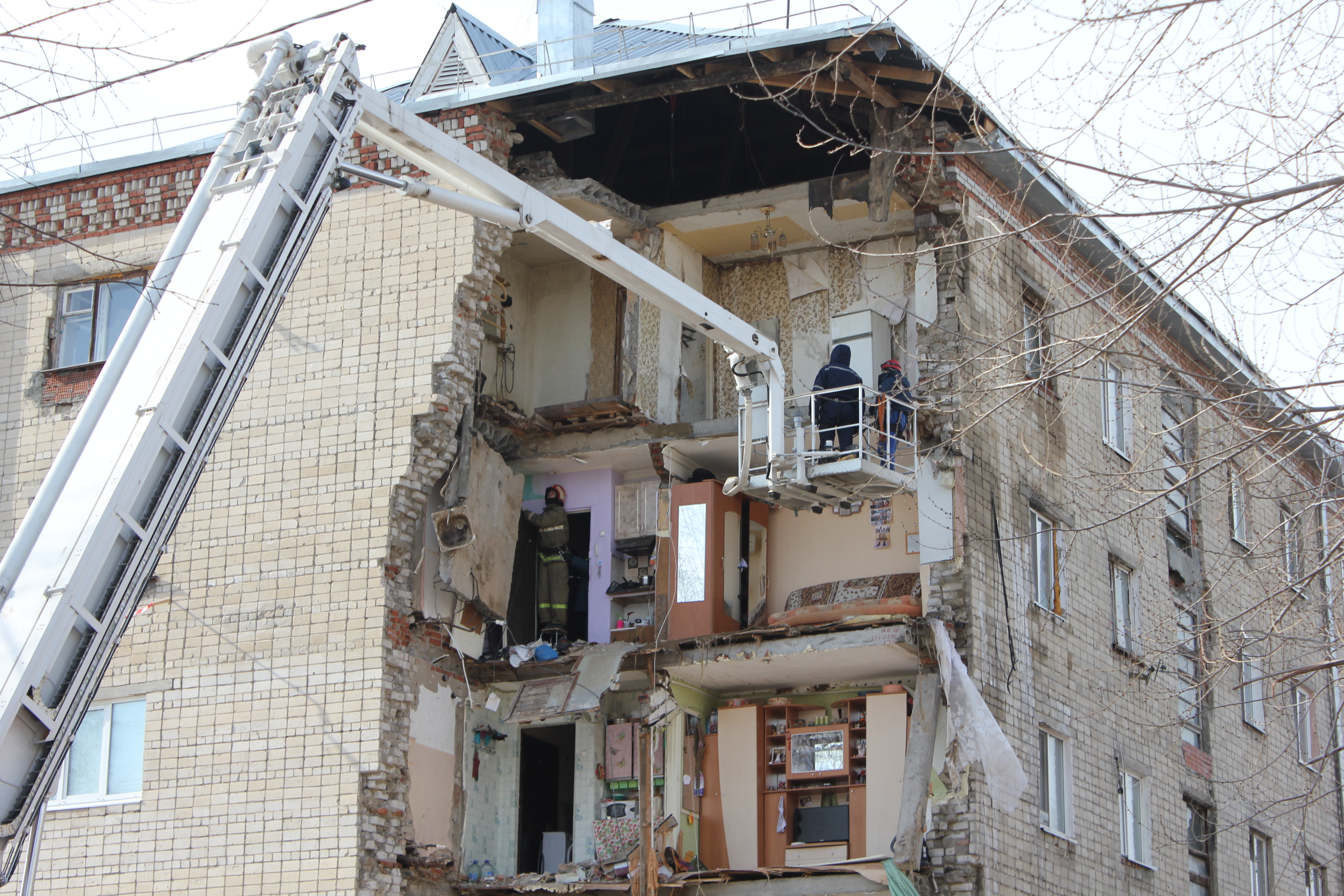 обрушившейс дом в Тюмени на Харьковской - март 2015 года