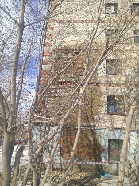 Еще один тюменский дом разваливается: на Карла Маркса, 121 у здания отвалился большой кусок кирпичной кладки - март 2016 года