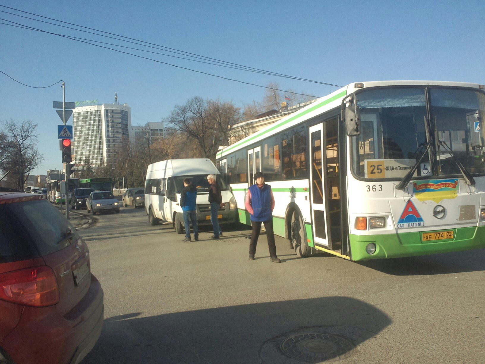 В центре Тюмени на Первомайской и Ленина столкнулись маршрутка и автобус - 11 марта 2016 года