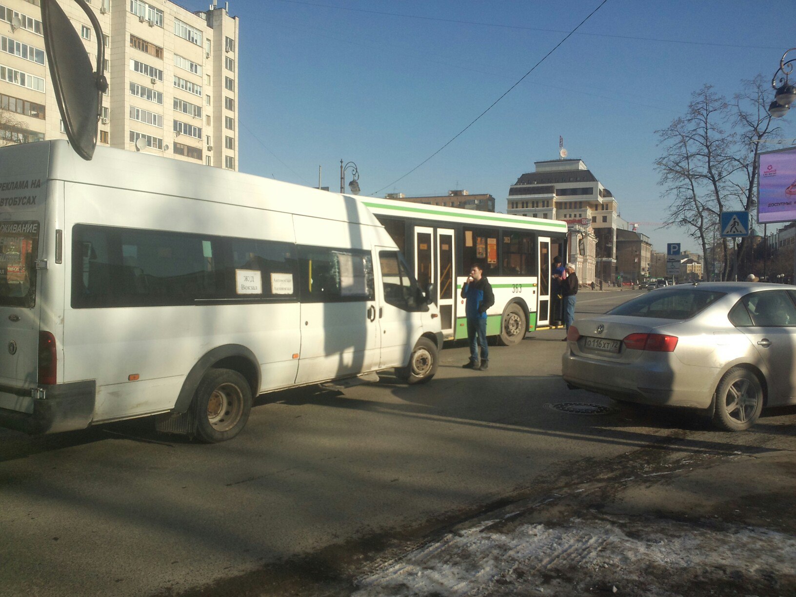 В центре Тюмени на Первомайской и Ленина столкнулись маршрутка и автобус - 11 марта 2016 года