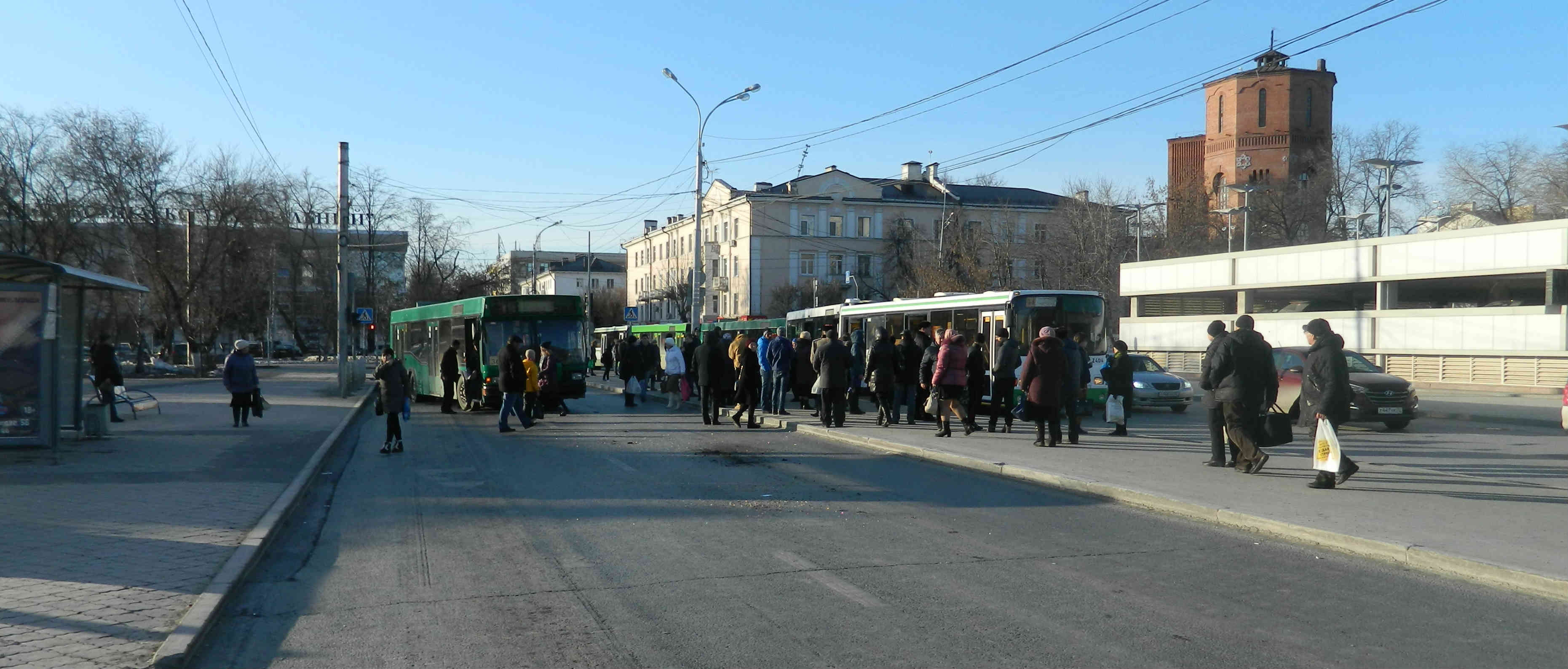 В Тюмени два автобуса продырявили друг друга в центре города | Наша Газета