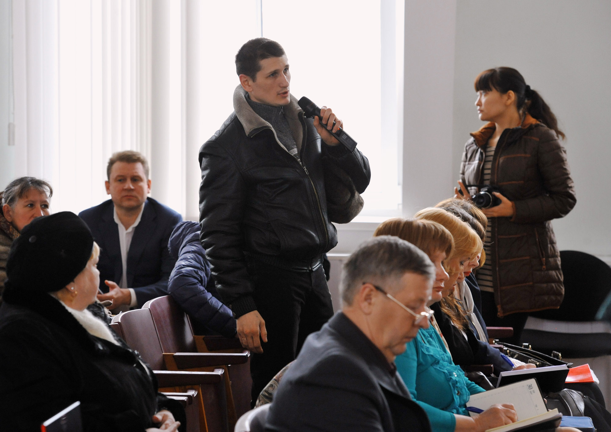 Жители дома №52б по Харьковской в Тюмени на встрече с губернатором - 1 апреля 2015 года