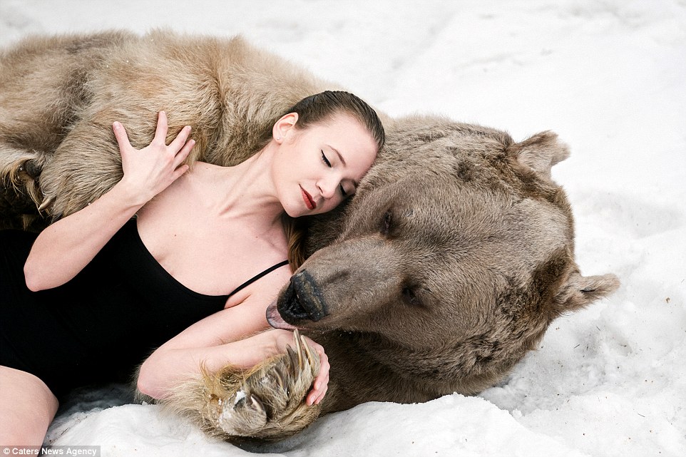 Русские модели в обнимку с живым медведем, март 2015